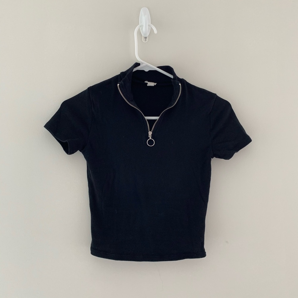🖤 Garage Form Fitting Black Half Zip Top🖤